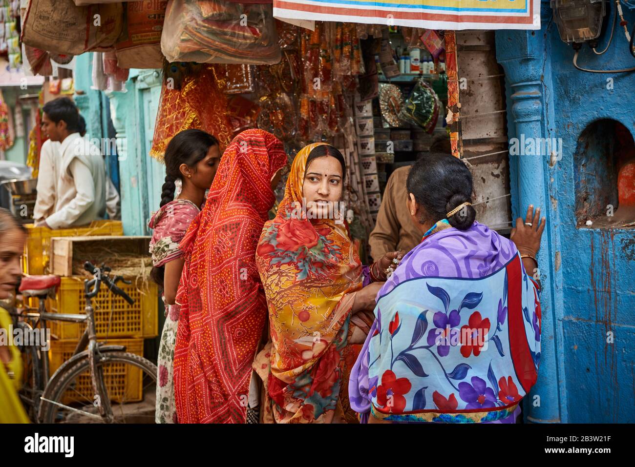 Colorful street life with women dressed in saris, Bikaner, Rajasthan, India Stock Photo