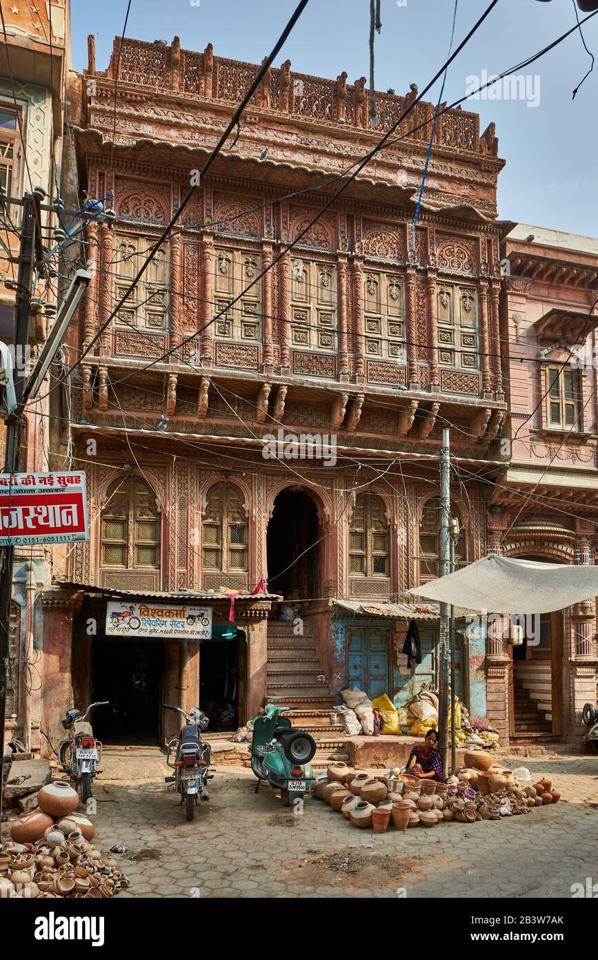typical haveli in streets of Bikaner, Rajasthan, India    Typisches Haveli in den Strassen von Bikaner, Rajasthan, Indien Stock Photo