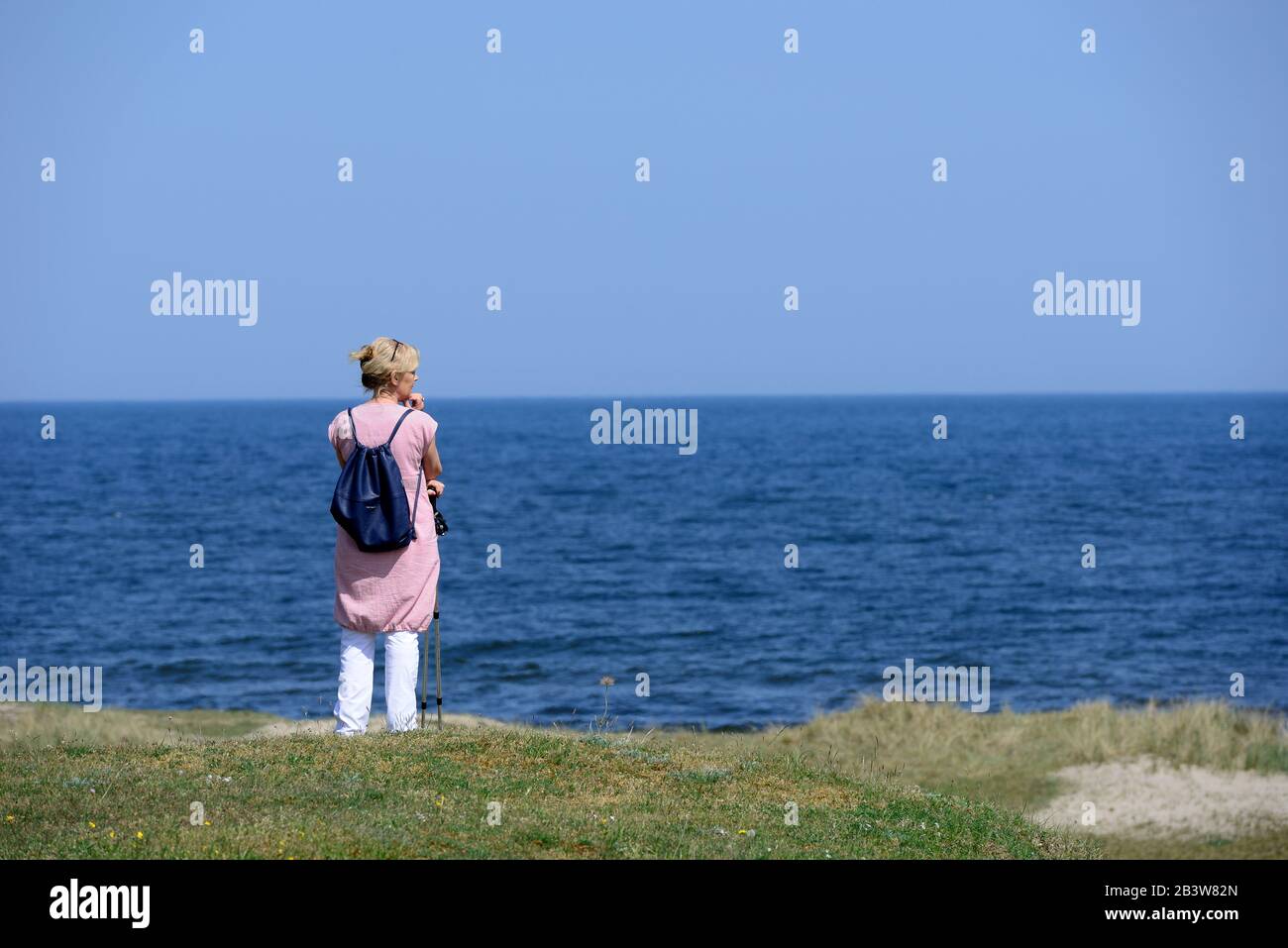 Kvinna tittar ut över havet Haväng Skåne Stock Photo