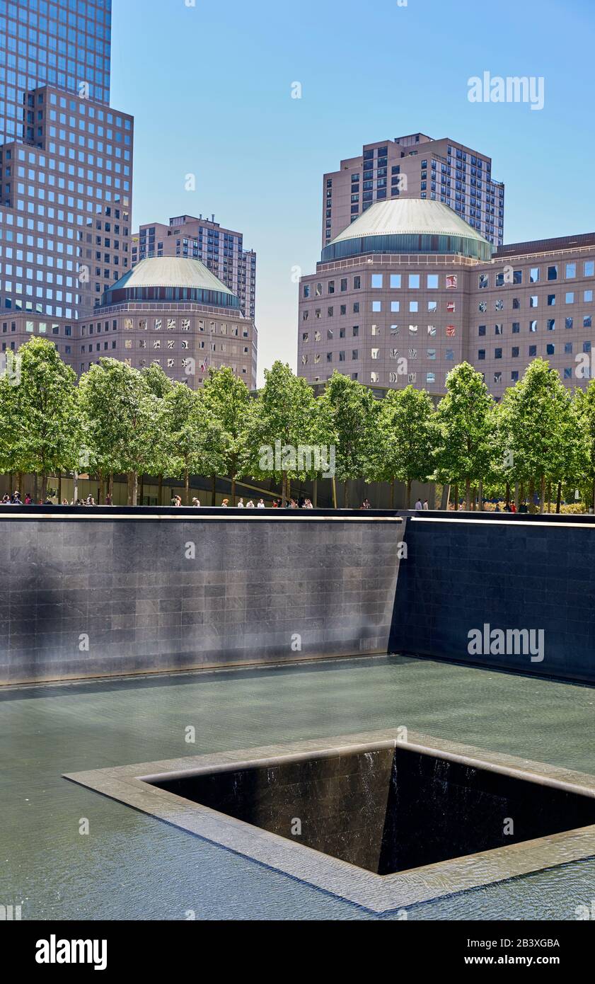 9/11 Memorial Fountain in New York City Stock Photo Alamy