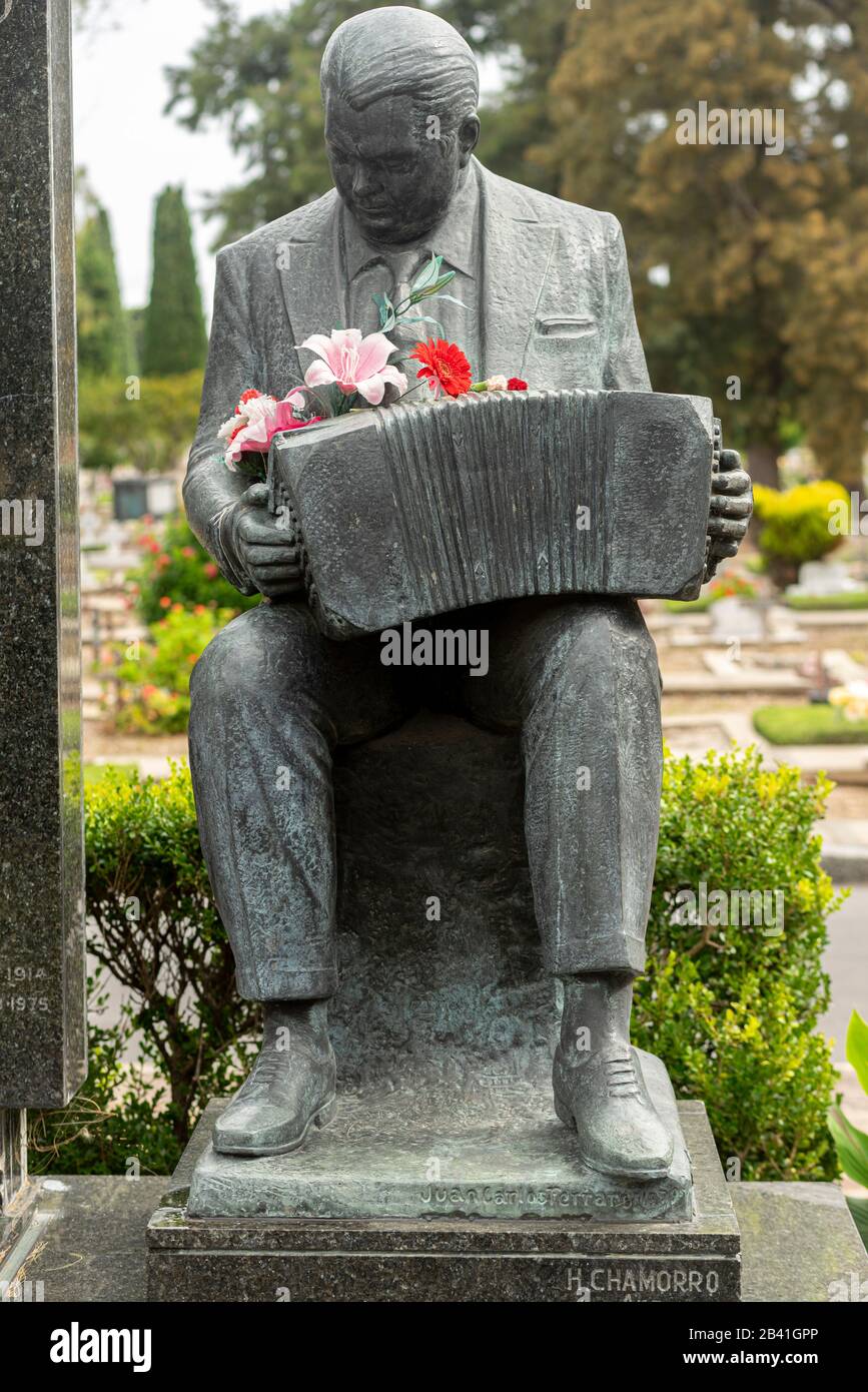 Bronze statue to commemorate tango musician and bandoneonist Anibal Troilo in the personalities section of the Chacarita cemetery Stock Photo