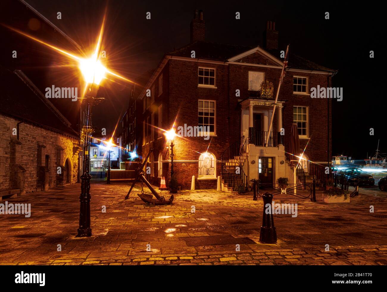 Bright Street Lights Cast Star Shapes And Reflections In The Still Waters Of Poole Quay Stock Photo Alamy Bright Street Lights Cast Star Shapes And Reflections In The Still Waters Of Poole Quay Stock Photo Alamy