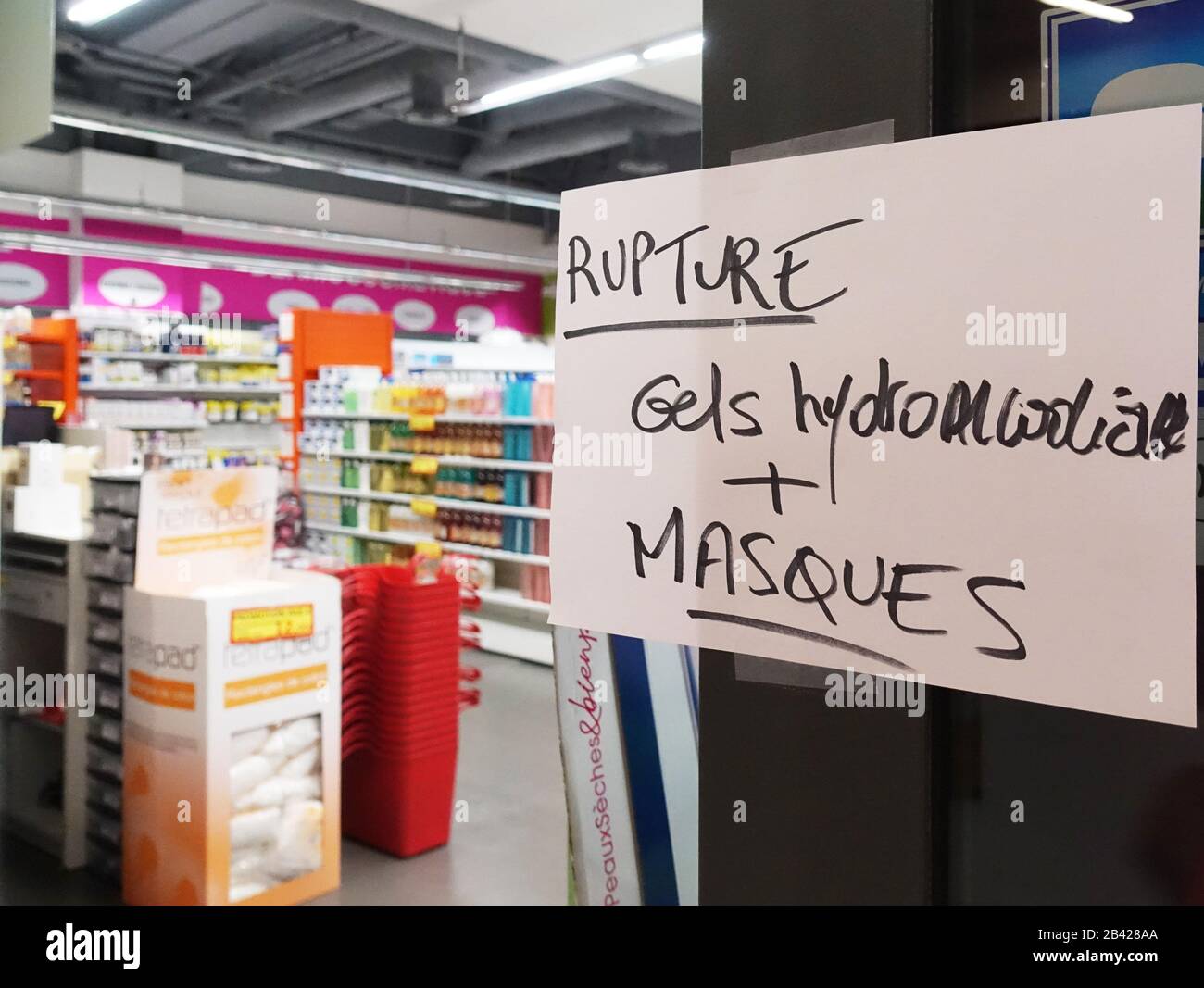 Paris, France. 5th Mar, 2020. A note showing the shortage of masks and hand sanitizer is seen at a supermarket in Villeneuve-la-Garenne, Paris, France, on March 5, 2020. France has confirmed 423 cases of coronavirus infection and seven patients had died of the virus, Health General Director Jerome Salomon said on Thursday evening. Credit: Gao Jing/Xinhua/Alamy Live News Stock Photo