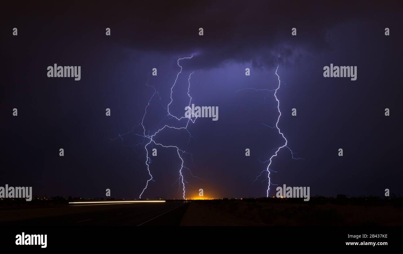 Lightning at night over phoenix hi-res stock photography and images - Alamy