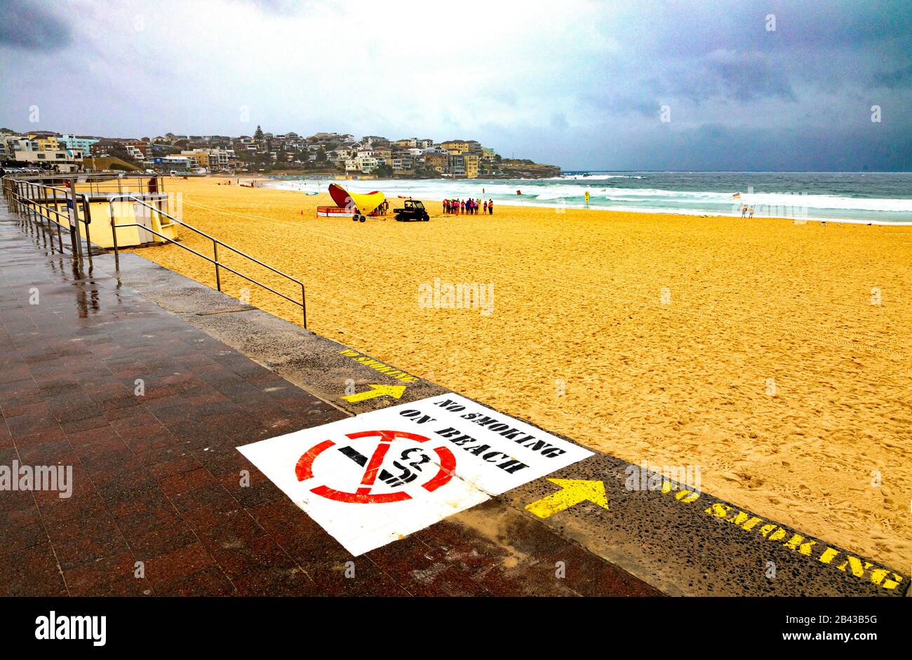 No smoking sign at Sydney's famous Bondi Beach, deserted but for life guard training class during restrictions on public caused by Covic 19 Stock Photo