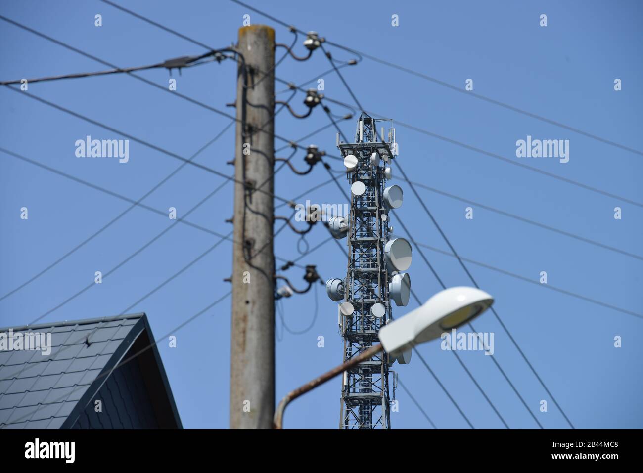 Stromleitung Mobilfunksendemast Stock Photo