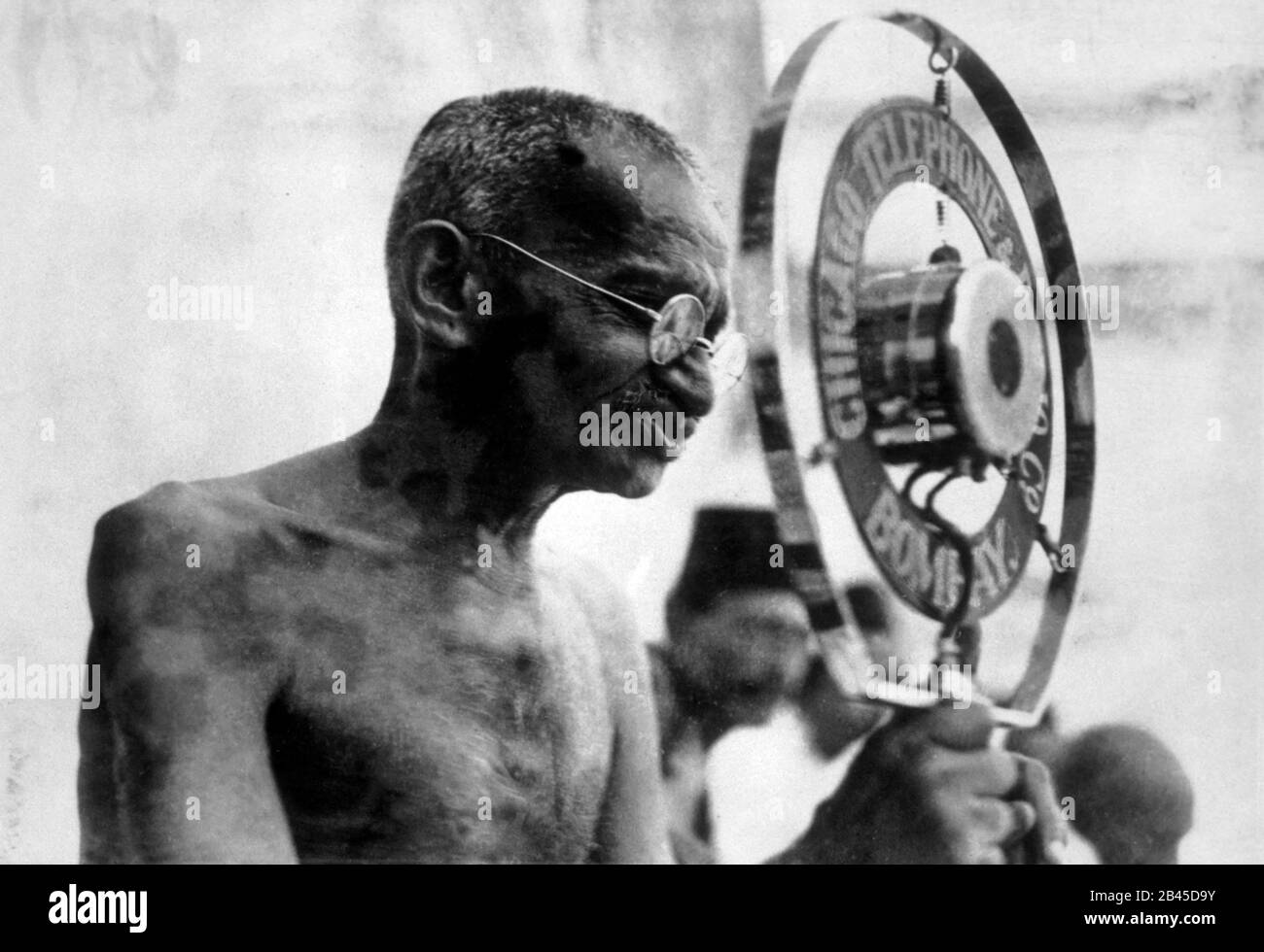 Mahatma Gandhi speaking, Chicago Telephone & Radio Company microphone, Bombay, Mumbai, Maharashtra, India, Asia, 1930s, old vintage 1900s picture Stock Photo