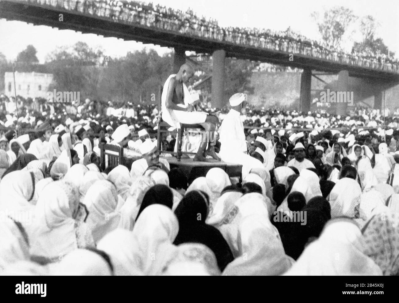Mahatma Gandhi talking to the crowd on the dry river bed of Sabarmati river, Ahmedabad, Gujarat, India, Asia, 11 March 1930, old vintage 1900s picture Stock Photo