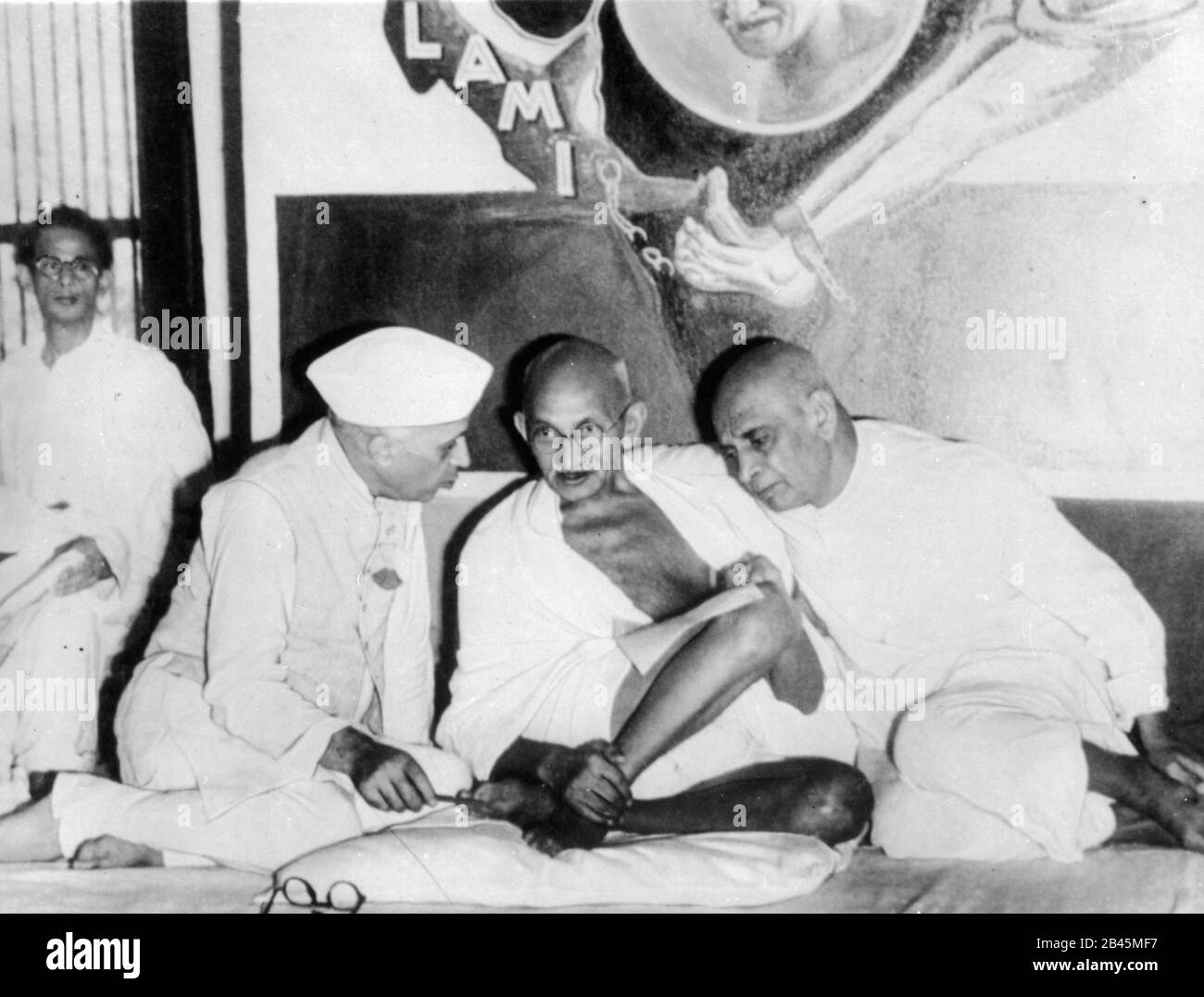 Mahatma Gandhi talking with Sardar Vallabhbhai Patel and Jawaharlal Nehru, India, 1940s, old vintage 1900s picture Stock Photo