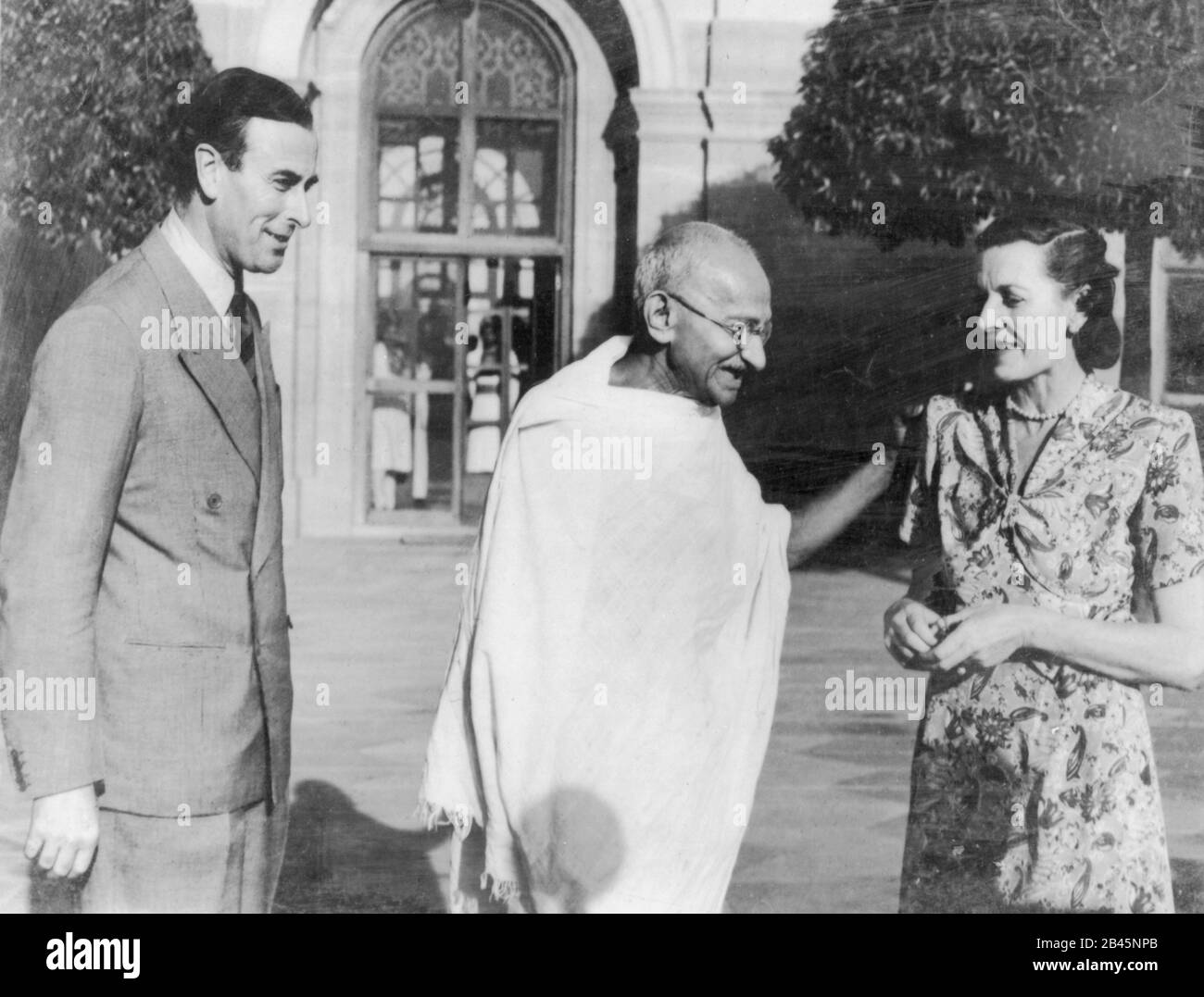 Mahatma Gandhi at his first meeting with British Viceroy Lord Mountbatten and his wife, New Delhi, India, Asia, March 31, 1947 Stock Photo