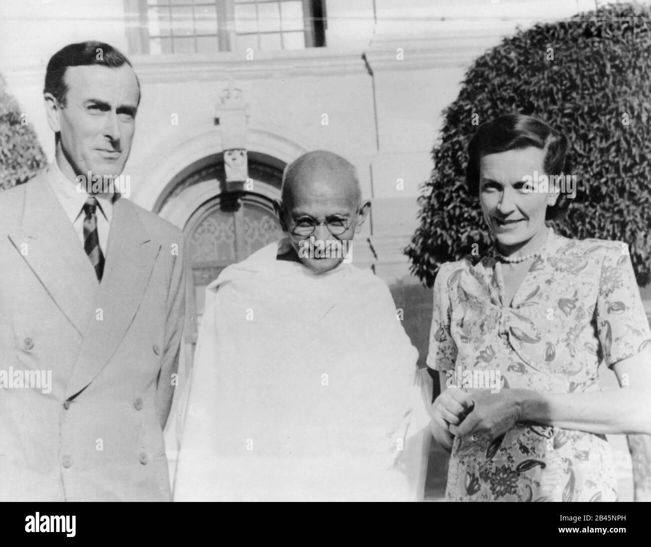 Mahatma Gandhi at his first meeting with British Viceroy Lord Mountbatten and his wife, New Delhi, India, Asia, March 31, 1947 Stock Photo