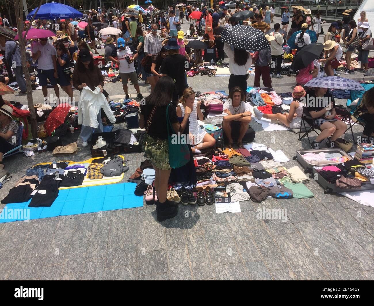 Suitcase rummage hires stock photography and images Alamy