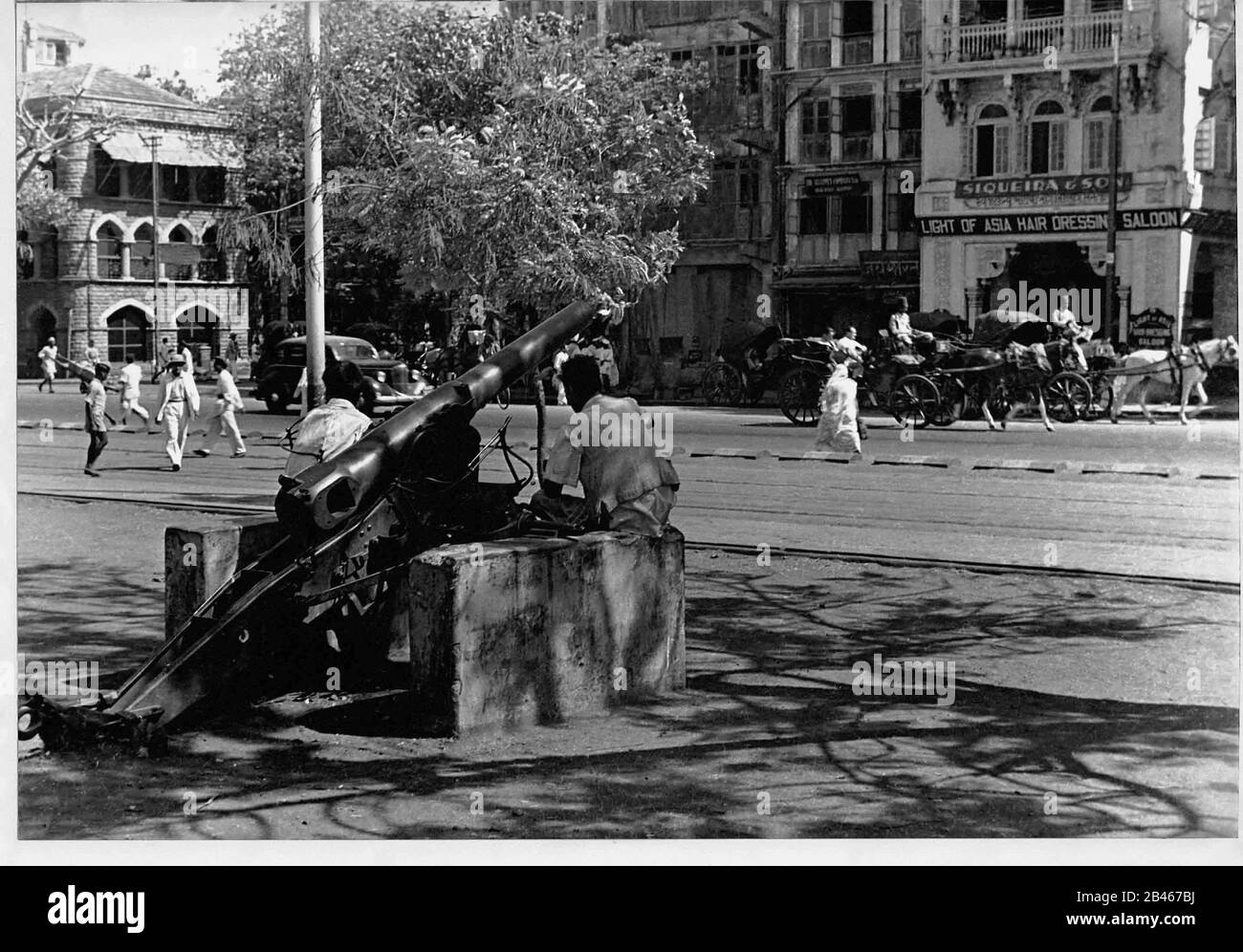 Old Gun, Old Cannon, Victoria Terminus, Fort, Bombay, Mumbai, Maharashtra, India, Asia, 1946, old vintage 1900s picture Stock Photo
