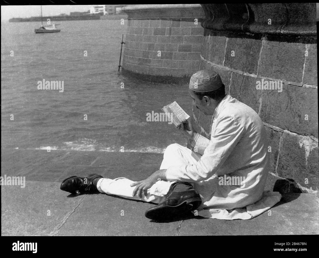 Parsi praying, Gateway of India, Apollo Bunder, Colaba, Bombay, Mumbai, Maharashtra, India, Asia, 1963, old vintage 1900s picture Stock Photo