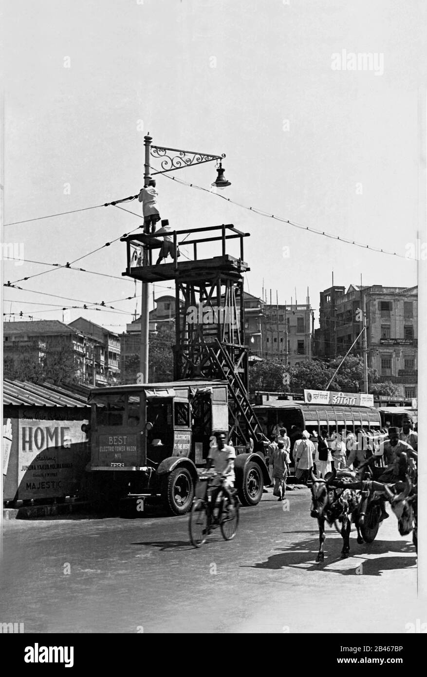 Gas Light maintenance, Victoria Terminus, Fort, Bombay, Mumbai, Maharashtra, India, Asia, 1946, old vintage 1900s picture Stock Photo