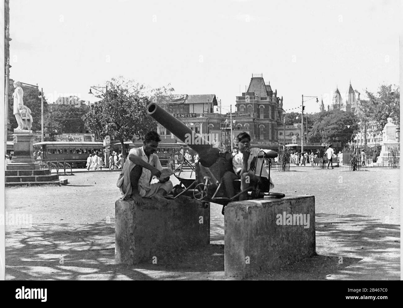 Old Gun, old cannon, Fort, Victoria Terminus, Bombay, Mumbai, Maharashtra, India, Asia, 1946, old vintage 1900s picture Stock Photo
