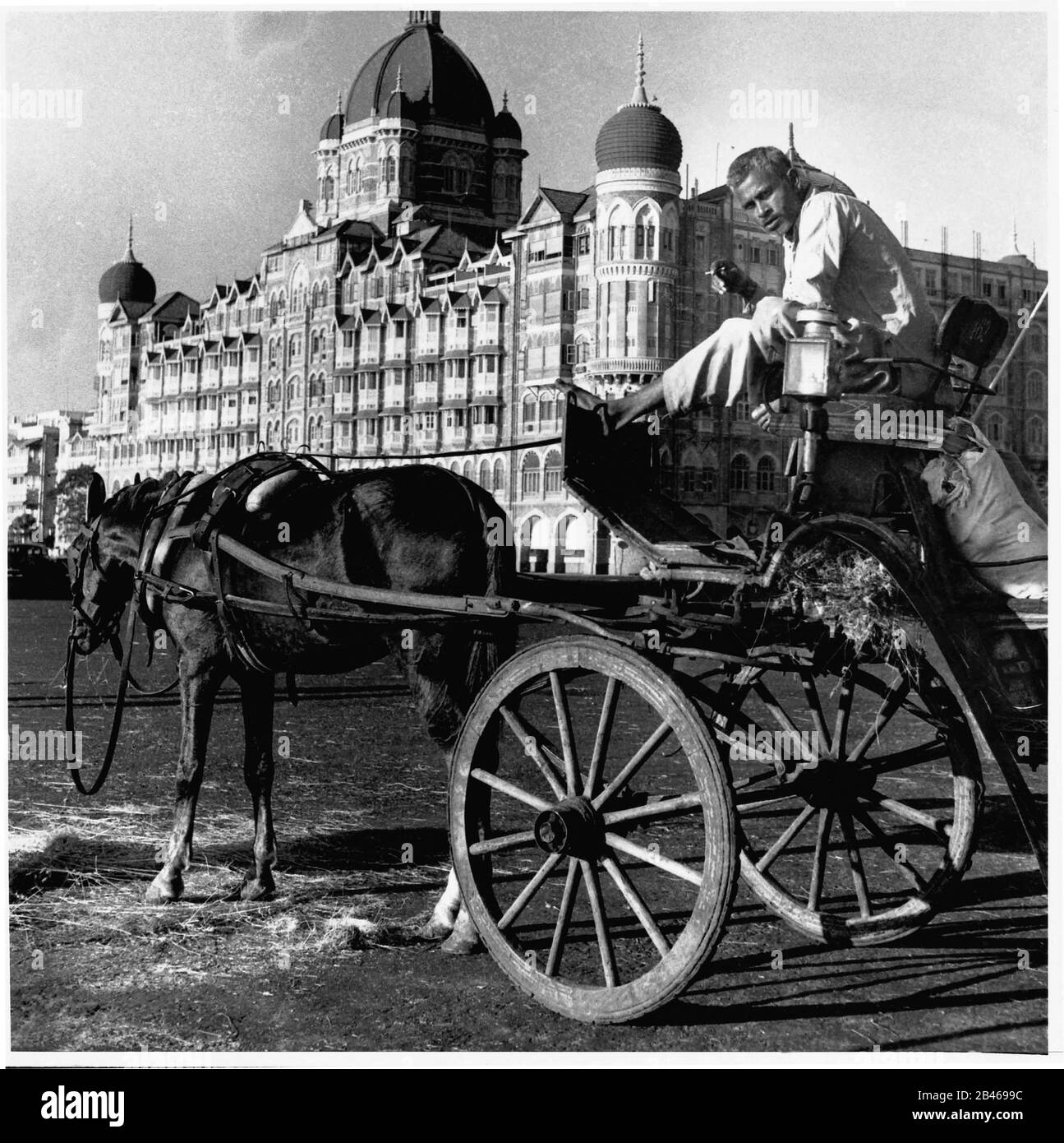 Horse carriage, Taj Mahal Hotel, Gateway Of India, Apollo Bunder, Colaba, Bombay, Mumbai, Maharashtra, India, Asia, 1957, old vintage 1900s picture Stock Photo
