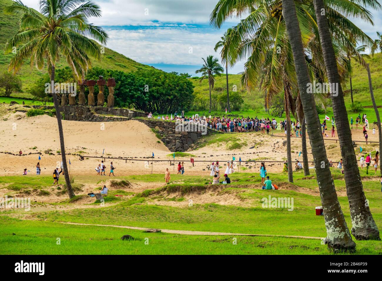 Rapa Nui historic boat arrives to Anakena beach, the crowd reception in ...
