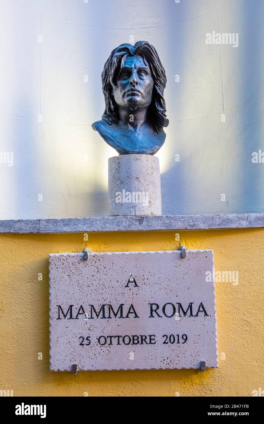 Mamma Roma, memorial statue of the star of the film, Anna Magnani, Trastevere, Rome, Italy Stock Photo