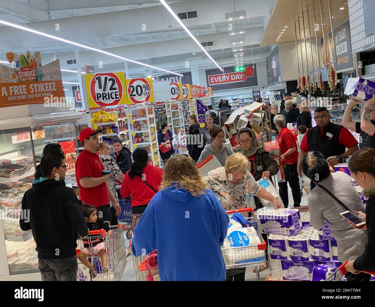 Narre Warren, Victoria Australia - March 6th 2020 - Panicking customers in a supermarket buying toilet paper during the corona virus COVID pandemic. Credit: Sarah Richardson/Alamy Live News Stock Photo