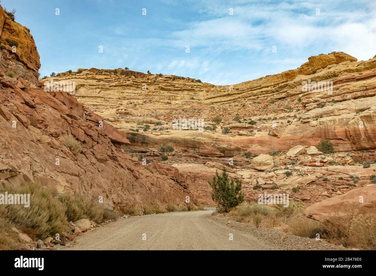 The Mokee / Moki Dugway winding up the side of an escarpment in Utah Stock Photo