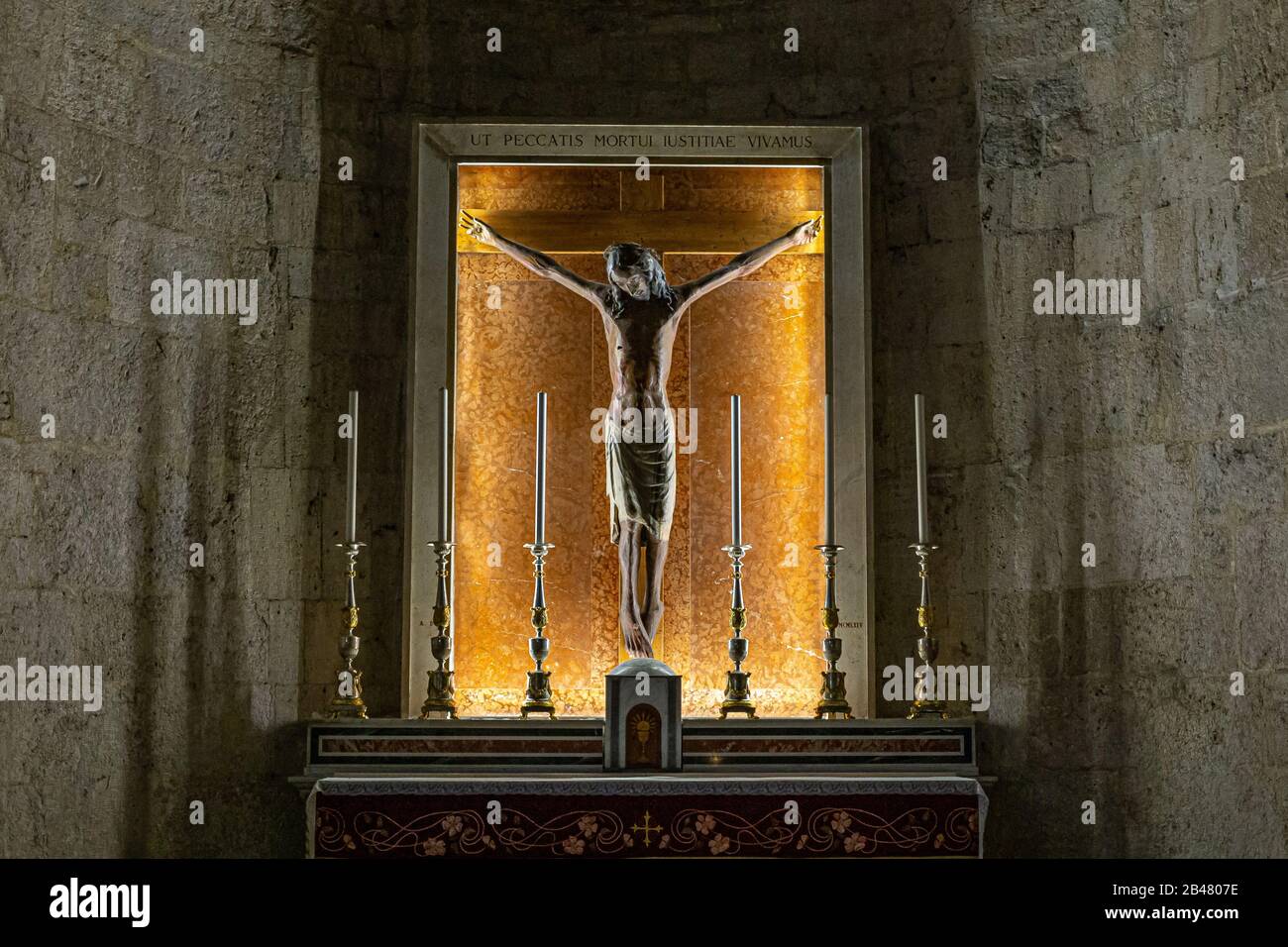 Catholic lent altar hi-res stock photography and images - Alamy