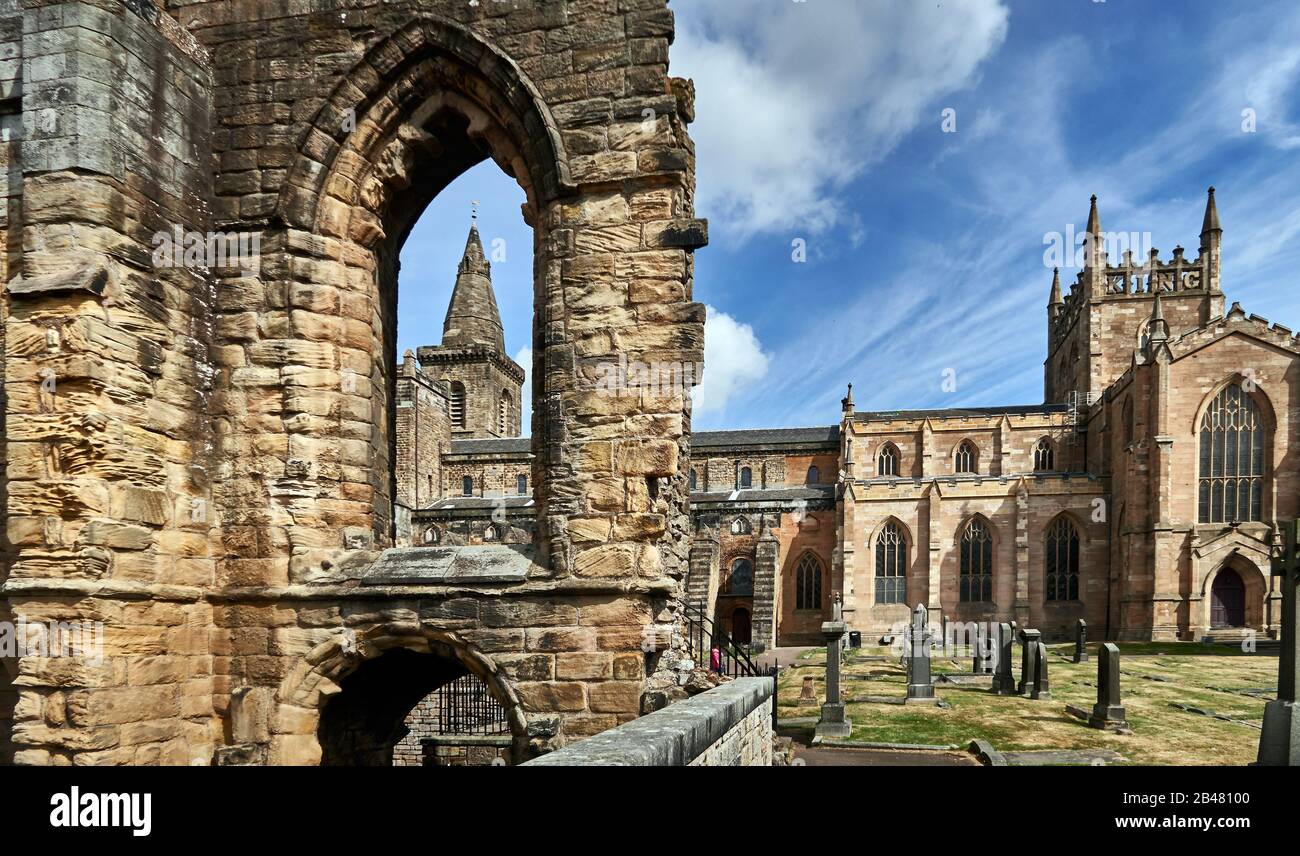 Dunfermline Abbey is a Church of Scotland Parish Church, The church occupies the site of the ancient chancel and transepts of a large medieval Benedictine abbey, which was sacked in 1560 during the Scottish Reformation , Dunfermline is home to the largest number of royal burials Stock Photo