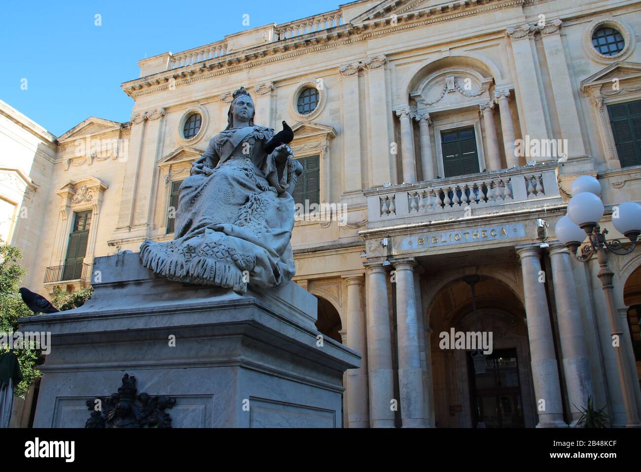 national library and statue of the queen victoria in valletta (malta Stock Photo Alamy