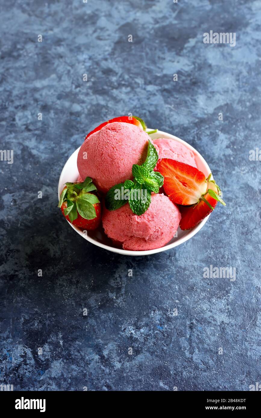Strawberry ice cream scoop hires stock photography and images Alamy