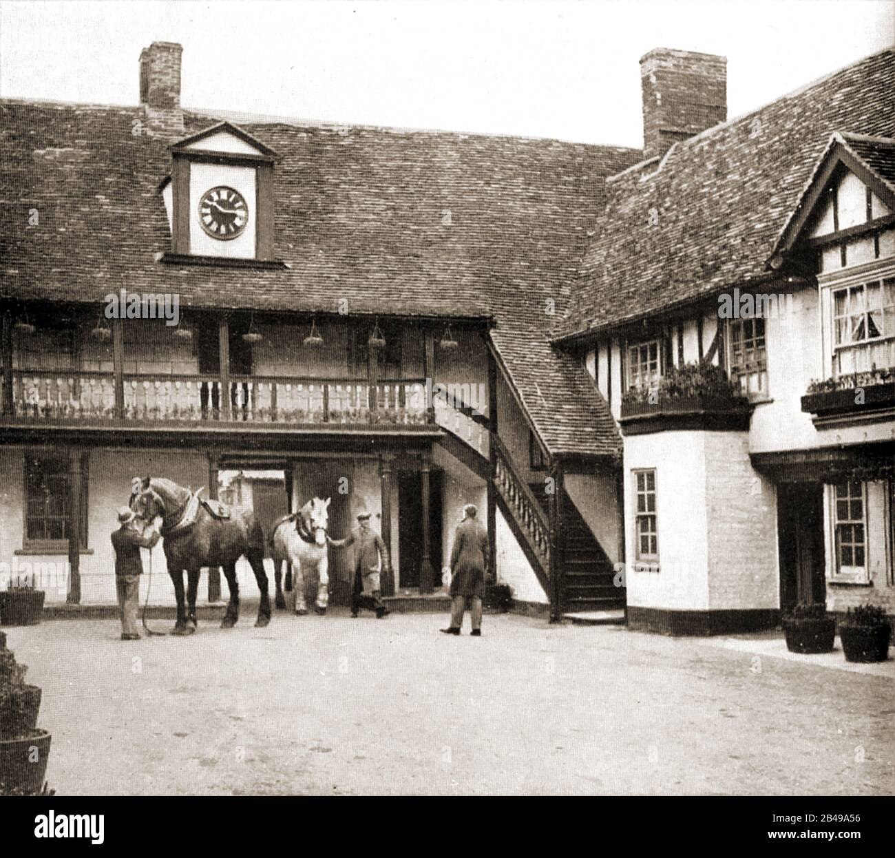 British hotels, pubs, inns and taverns. A circa 1930's photograph of the coach yard of the  George Inn at  Huntingdon Stock Photo