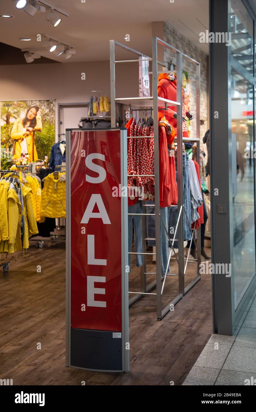 Fashion store entrance hi-res stock photography and images - Alamy