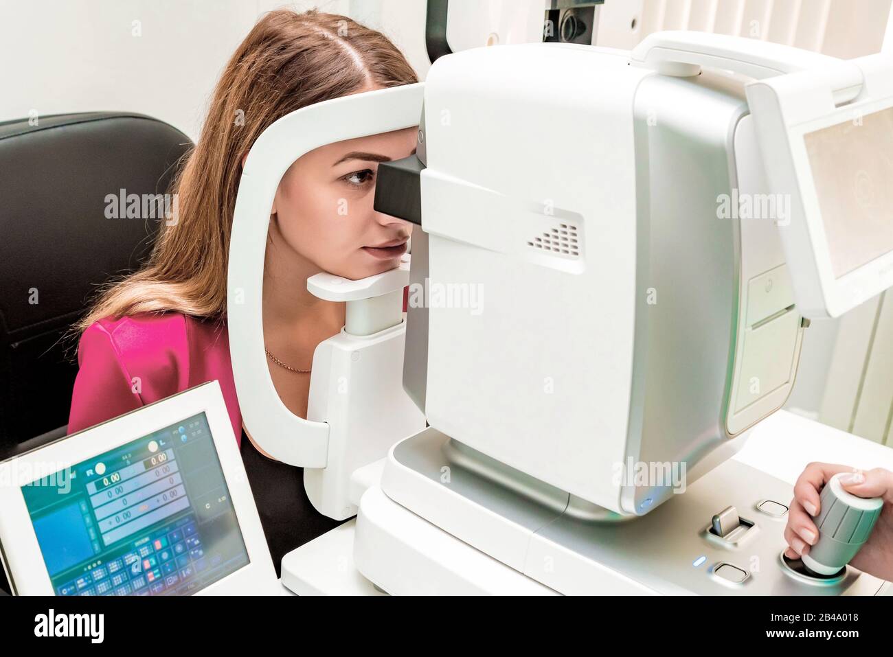 https://c8.alamy.com/comp/2B4A018/beautiful-woman-having-an-eye-lens-exam-with-auto-refractor-keratometer-2B4A018.jpg
