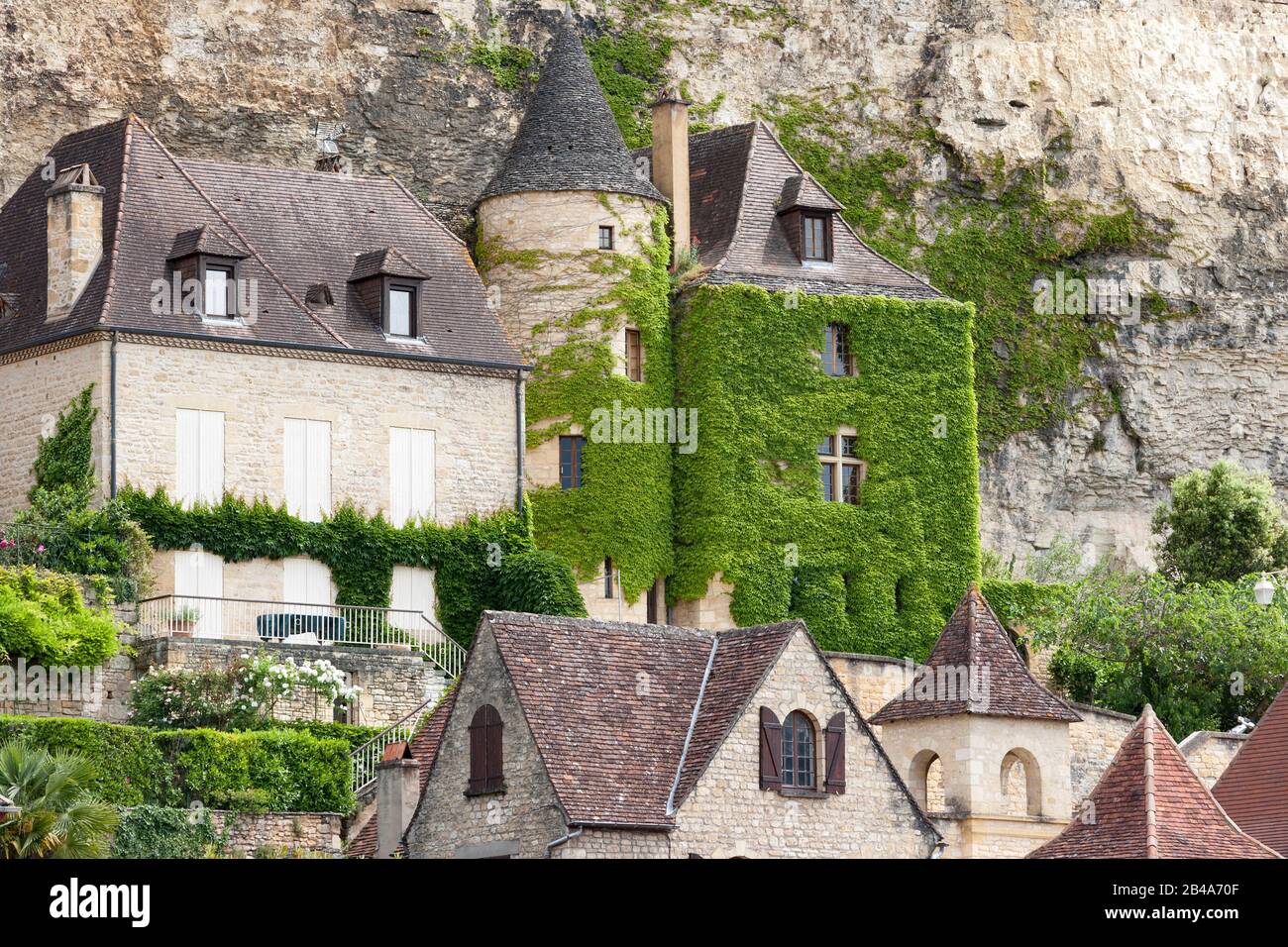 La Roque Gageac ivey covered medieval building France Stock Photo Alamy