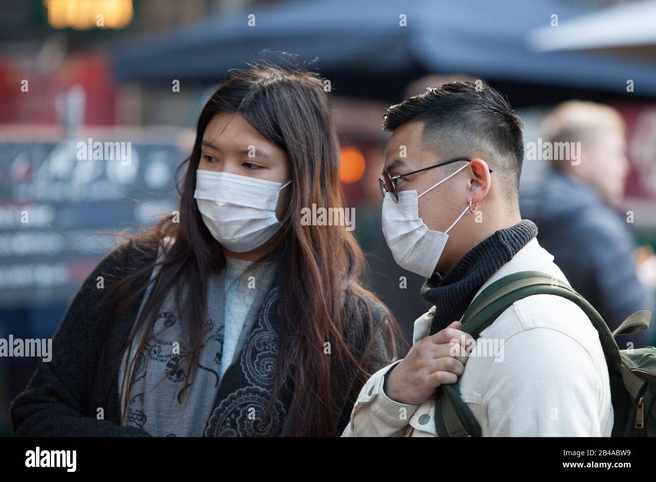 London, UK. 6th March, 2020. Londoners and tourists took advantage of a sunny day to explore the city's sights without wearing facemasks, showing a 'business as usual' attitude to the Corvid-19 coronavirus. Anna Watson/Alamy Live News Stock Photo