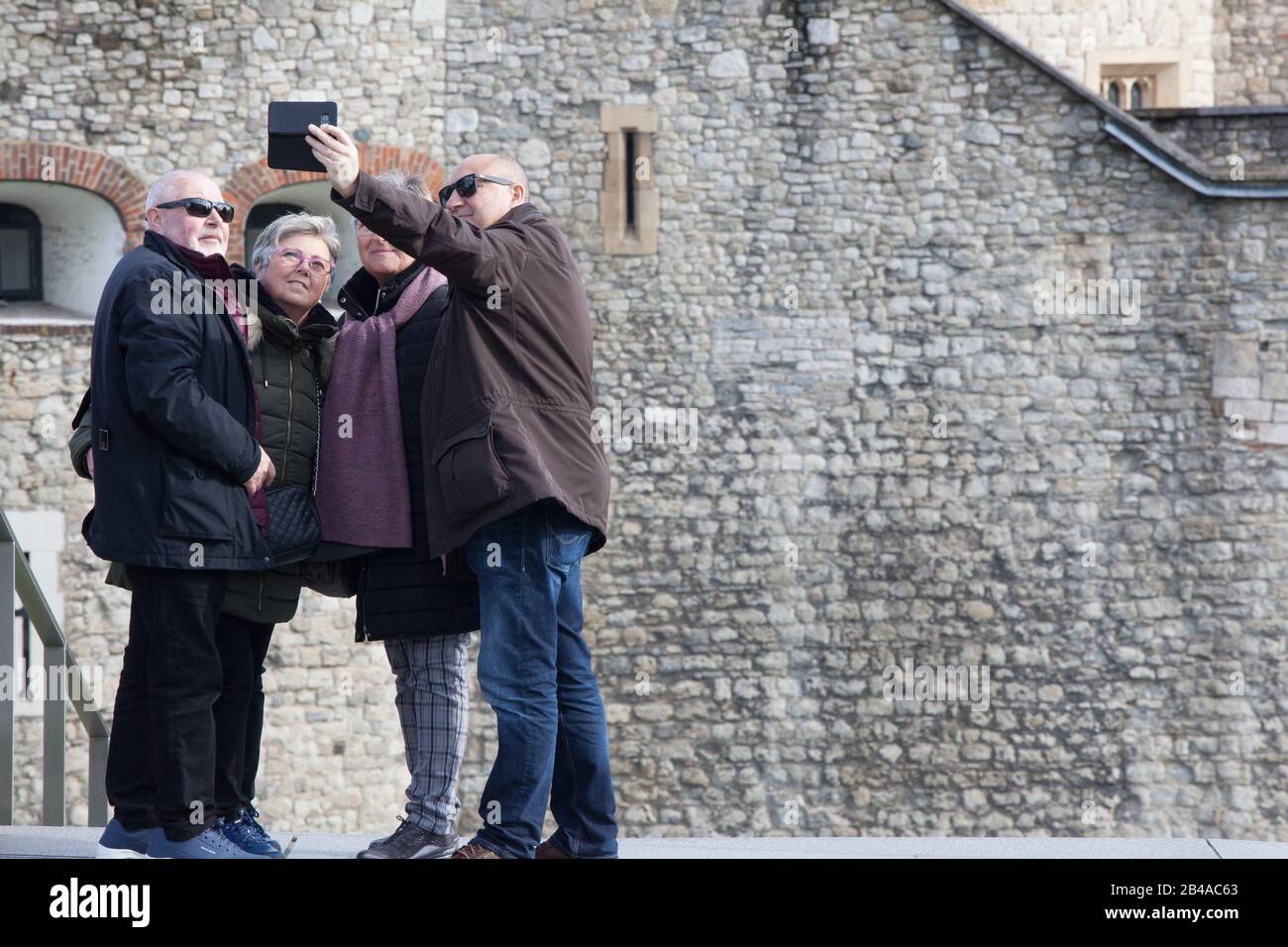 London, UK. 6th March, 2020. tourists took advantage of a sunny day to visit the Tower of London without wearing facemasks, showing a 'business as usual' attitude to the Corvid-19 coronavirus. Anna Watson/Alamy Live News Stock Photo