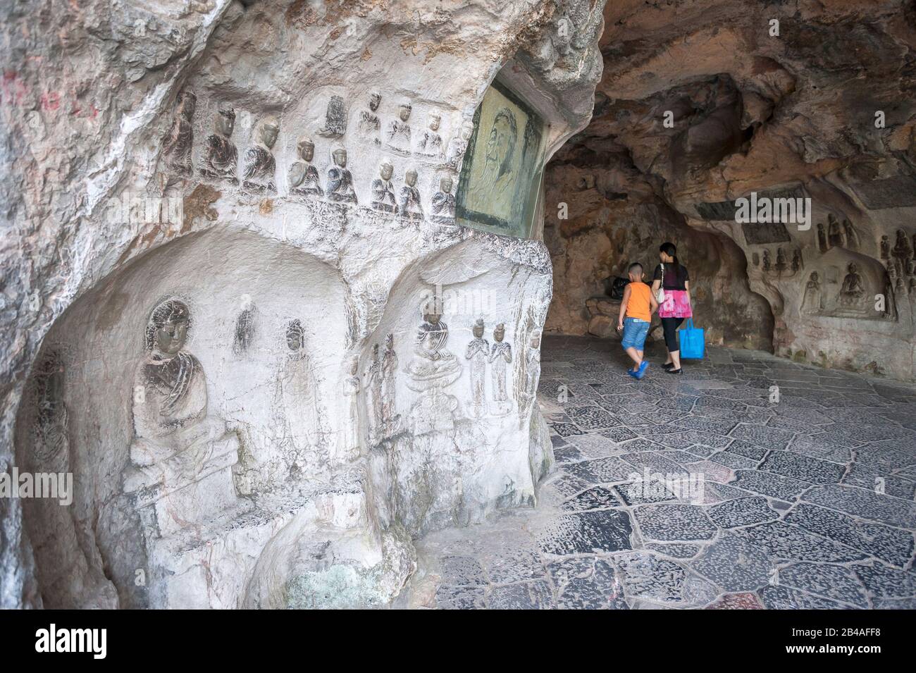 Ancient Buddhist carvings inside the Wind Cave at the foot of Folded Brocade Hill (Diecai Shan) in Guilin, Guangxi Province Stock Photo