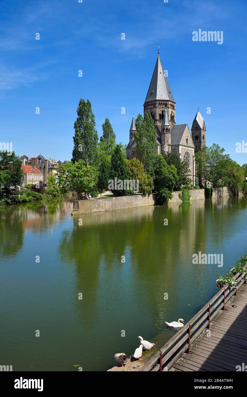 France, Moselle, Metz, Ile du Petit Saulcy, the Temple Neuf also called Eglise des allemands (the New Temple or Church of the Germans) reformed Prostestant Shrine and the canalized River Moselle banks Stock Photo