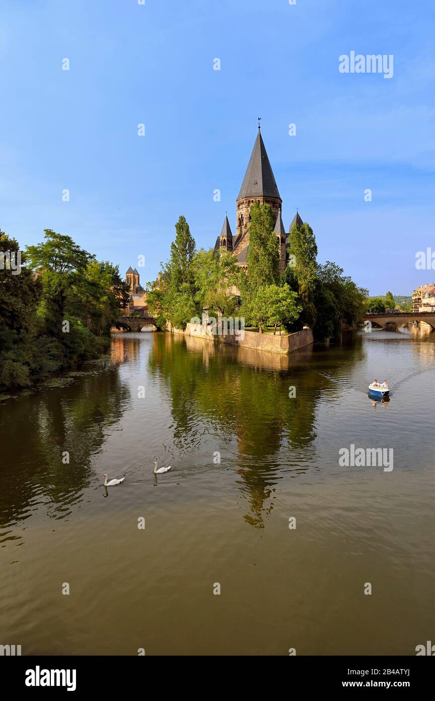 France, Moselle, Metz, Ile du Petit Saulcy, the Temple Neuf also called Eglise des allemands (the New Temple or Church of the Germans) reformed Prostestant Shrine and the canalized River Moselle banks Stock Photo