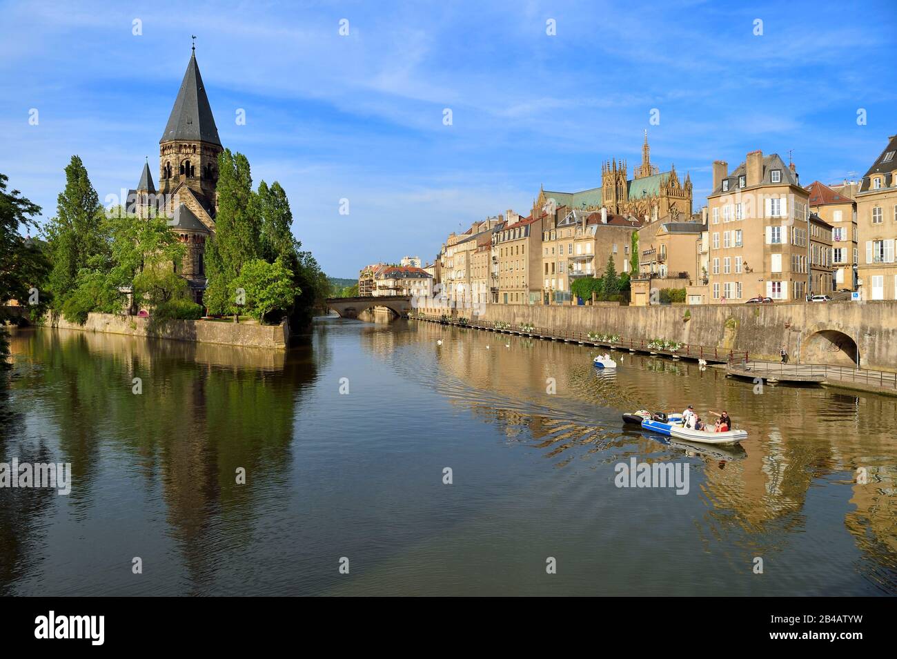 France, Moselle, Metz, Ile du Petit Saulcy, the Temple Neuf also called Eglise des allemands (the New Temple or Church of the Germans) reformed Prostestant Shrine and the canalized River Moselle banks with the Saint Etienne cathedral in the background right Stock Photo