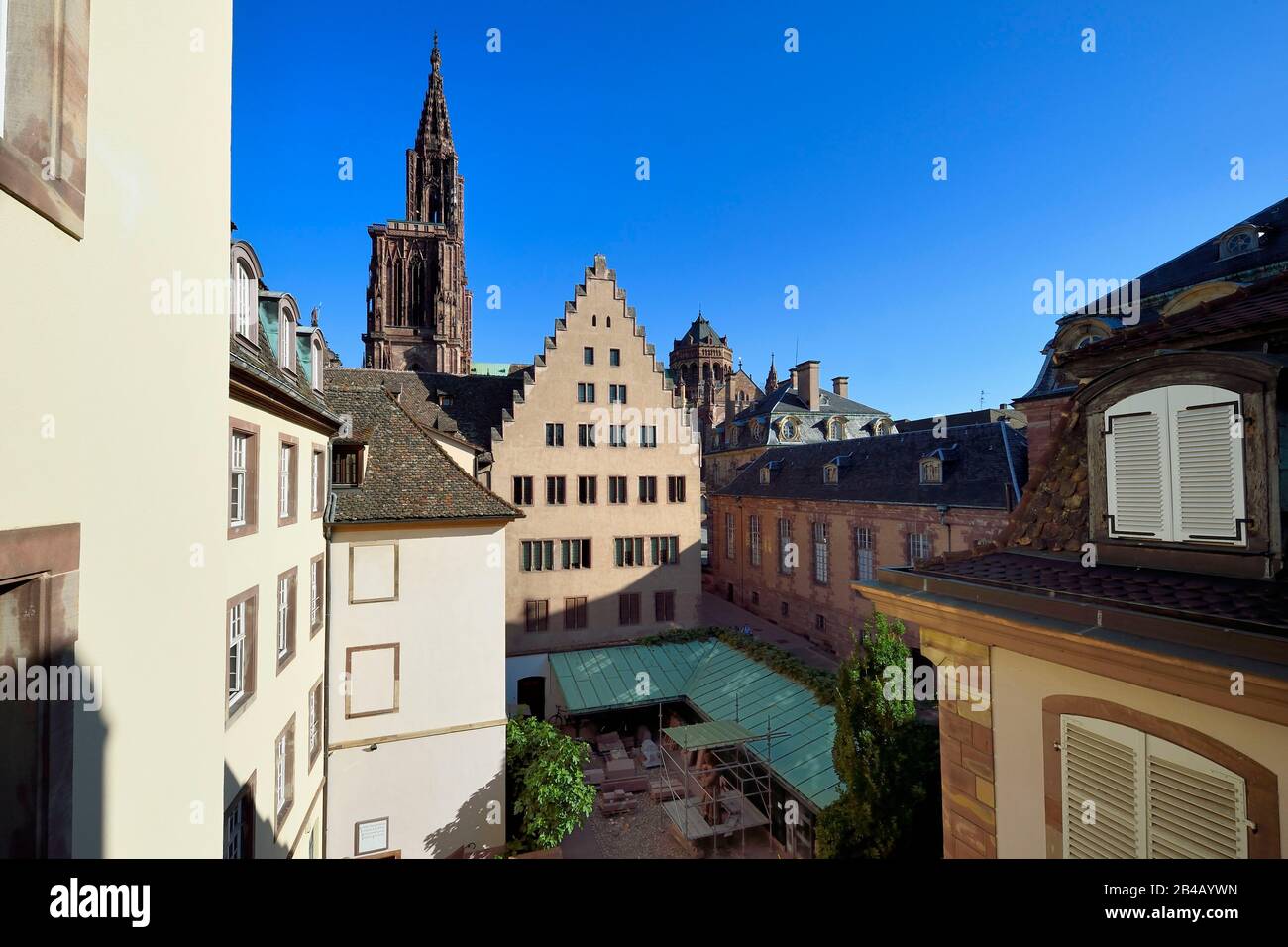 France, Bas Rhin, Strasbourg, old town listed as World Heritage by UNESCO, Notre Dame Cathedral behind the buildings of the Fondation de l'Oeuvre Notre-Dame with crow-stepped gable Stock Photo
