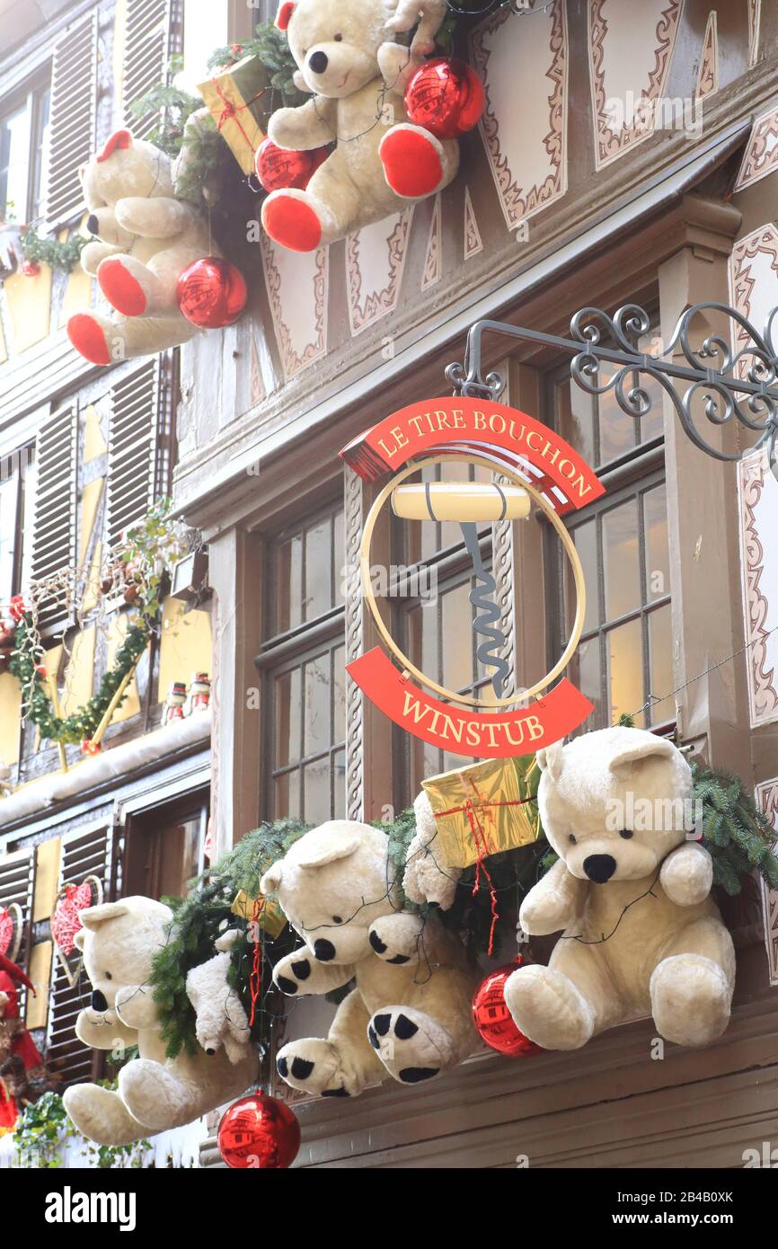 France, Bas Rhin, Strasbourg, rue des tailleurs de pierre, facade of the Le Tire Bouchon winstub with its decoration during the Christmas market (Christkindelsmärik) Stock Photo