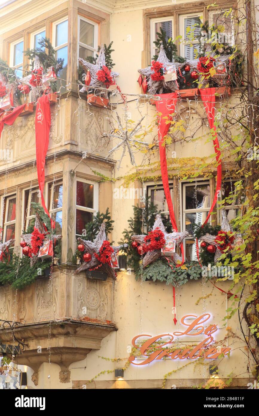France, Bas Rhin, Strasbourg, rue des tailleurs de pierre, facade of the restaurant Le Gruber with its decoration during the Christmas market (Christkindelsmärik) Stock Photo