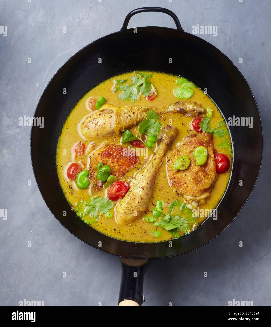 Round wok, chicken curry Stock Photo Alamy