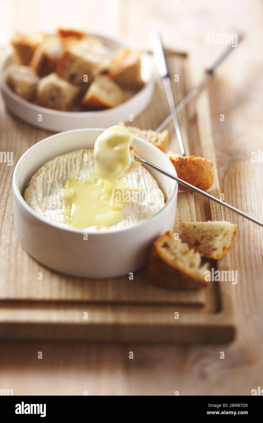 Melted cheese, ovenbaked camembert fondue Stock Photo Alamy