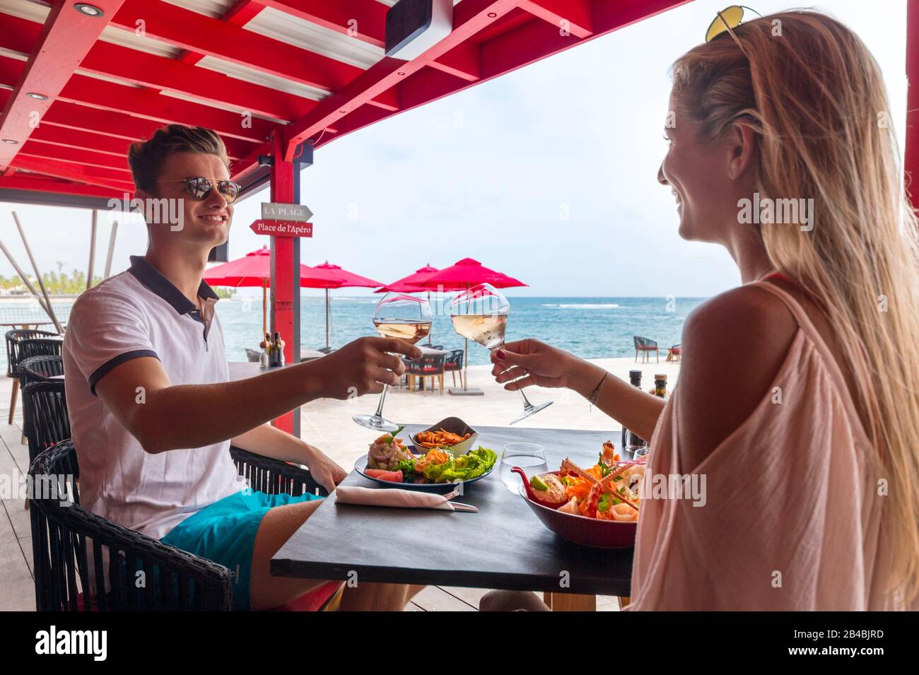 France, Caribbean, Lesser Antilles, Guadeloupe, Grande-Terre, Sainte Anne, La Toubana Hotel & Spa, couple at the Toubana La Plage snack/bar restaurant Stock Photo