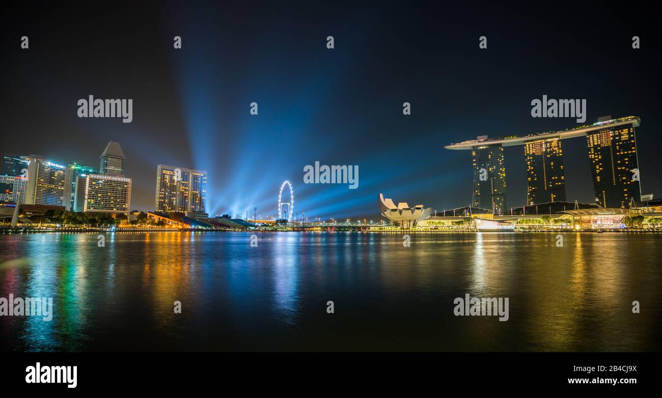 Singapore City, SINGAPORE - FEBRUARY 10, 2017 : Marina Bay Sands Hotel, Landmark of Singapore and Singapore Night Skyline at Marina Bay Stock Photo