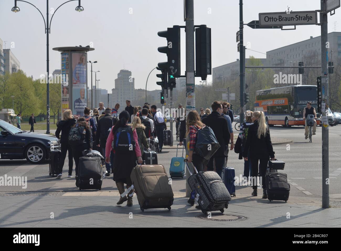 Touristen, Rollkoffer, Alexanderplatz, Mitte, Berlin, Deutschland Stock Photo