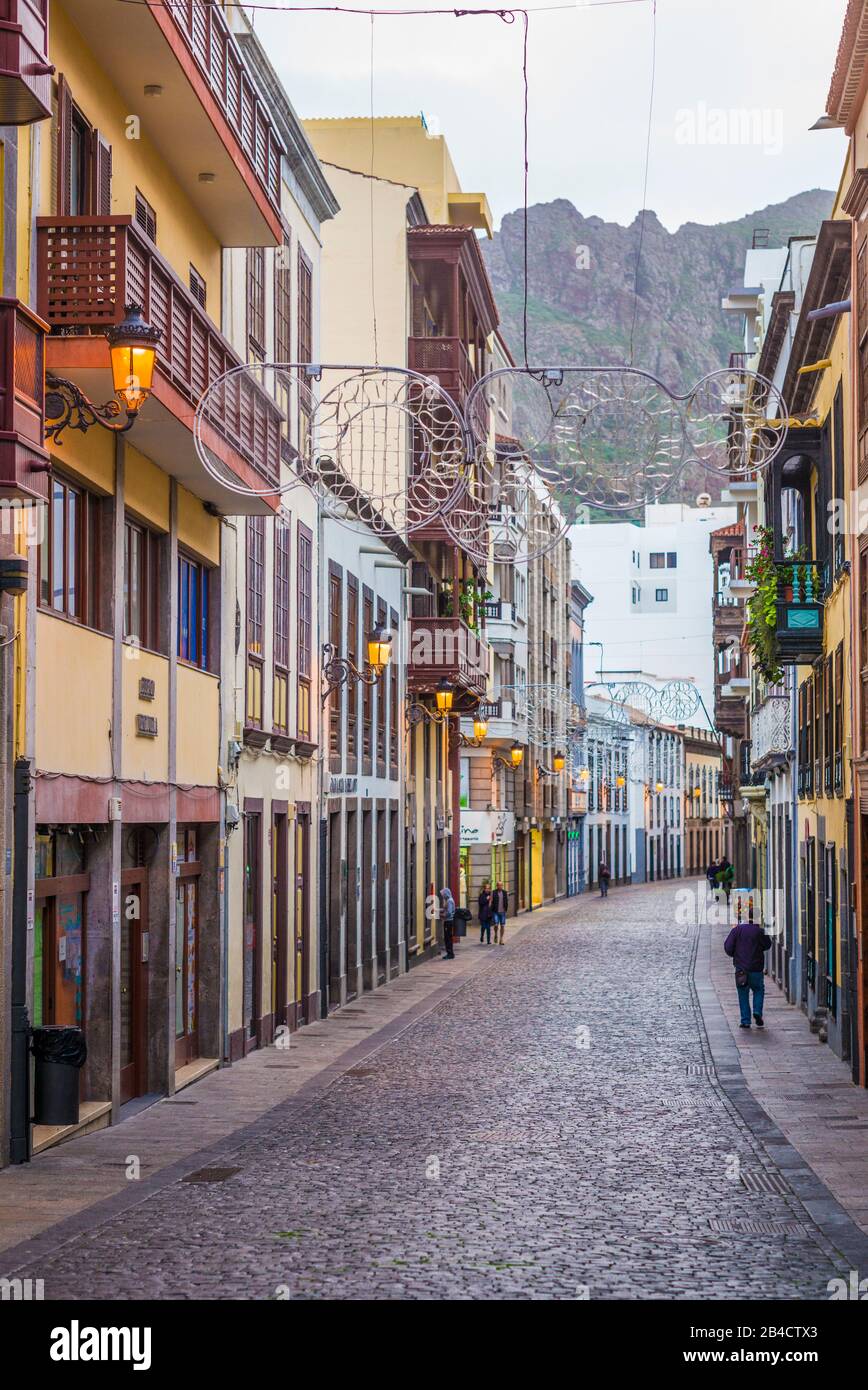 Spain, Canary Islands, La Palma Island, Santa Cruz de la Palma, Calle O'Daly, street at dusk with people, NR Stock Photo