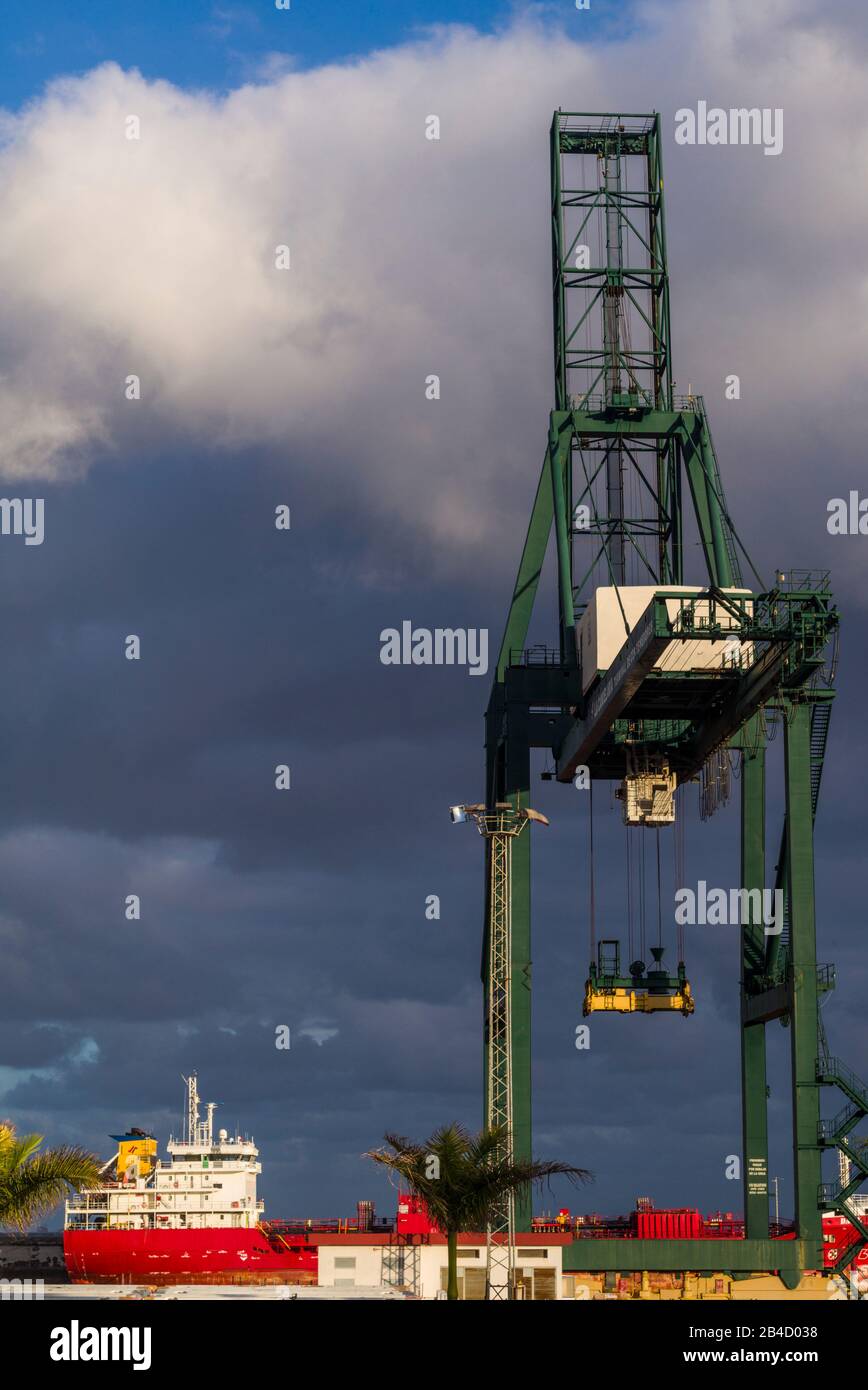Spain, Canary Islands, Tenerife Island, Santa Cruz de Tenerife, Port of Santa Cruz, frieghter and crane Stock Photo