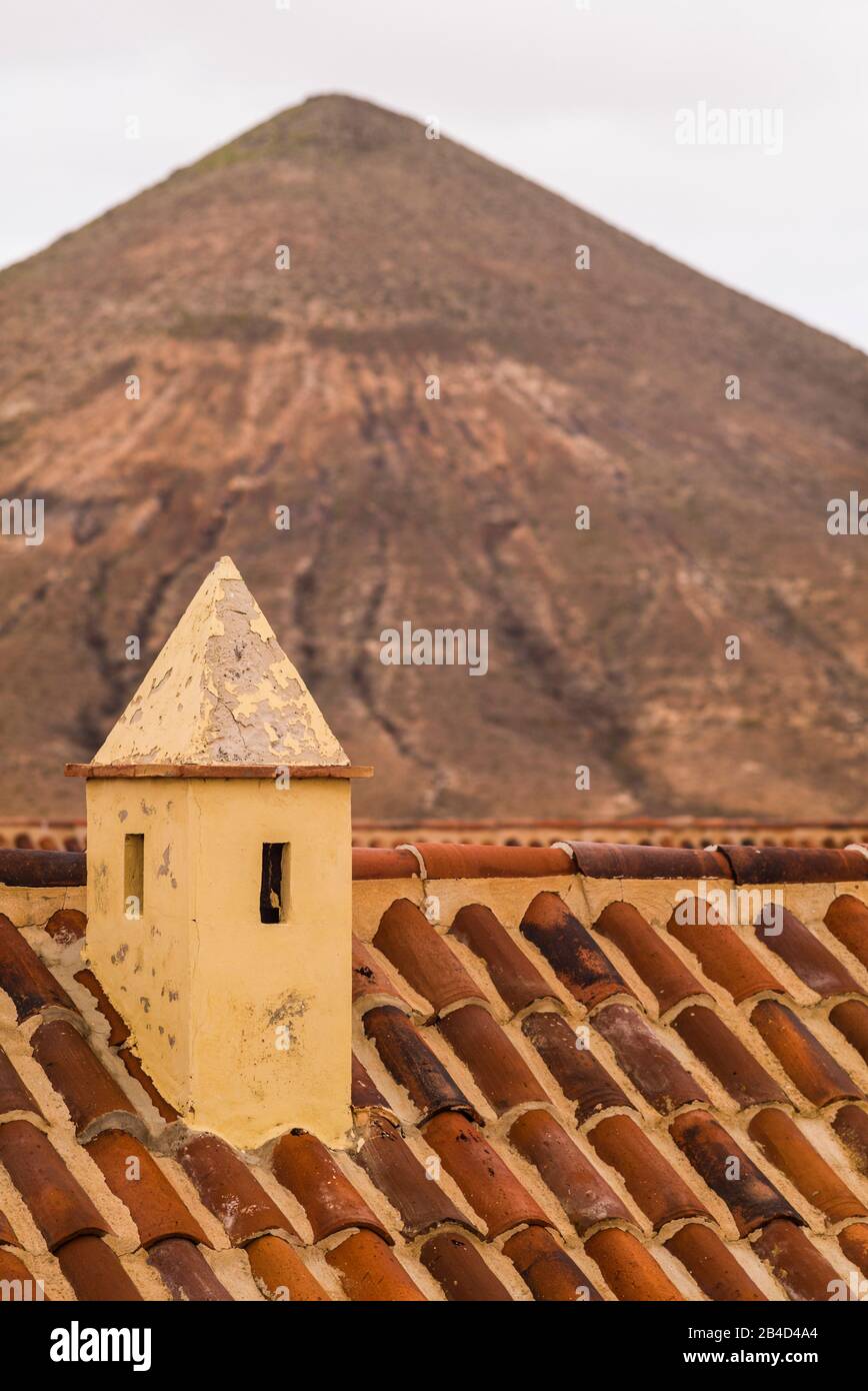 Spain, Canary Islands, Fuerteventura Island,  La Oliva,  Casa de los Coroneles, 18th century seat of island government by military junta, chimney detail Stock Photo